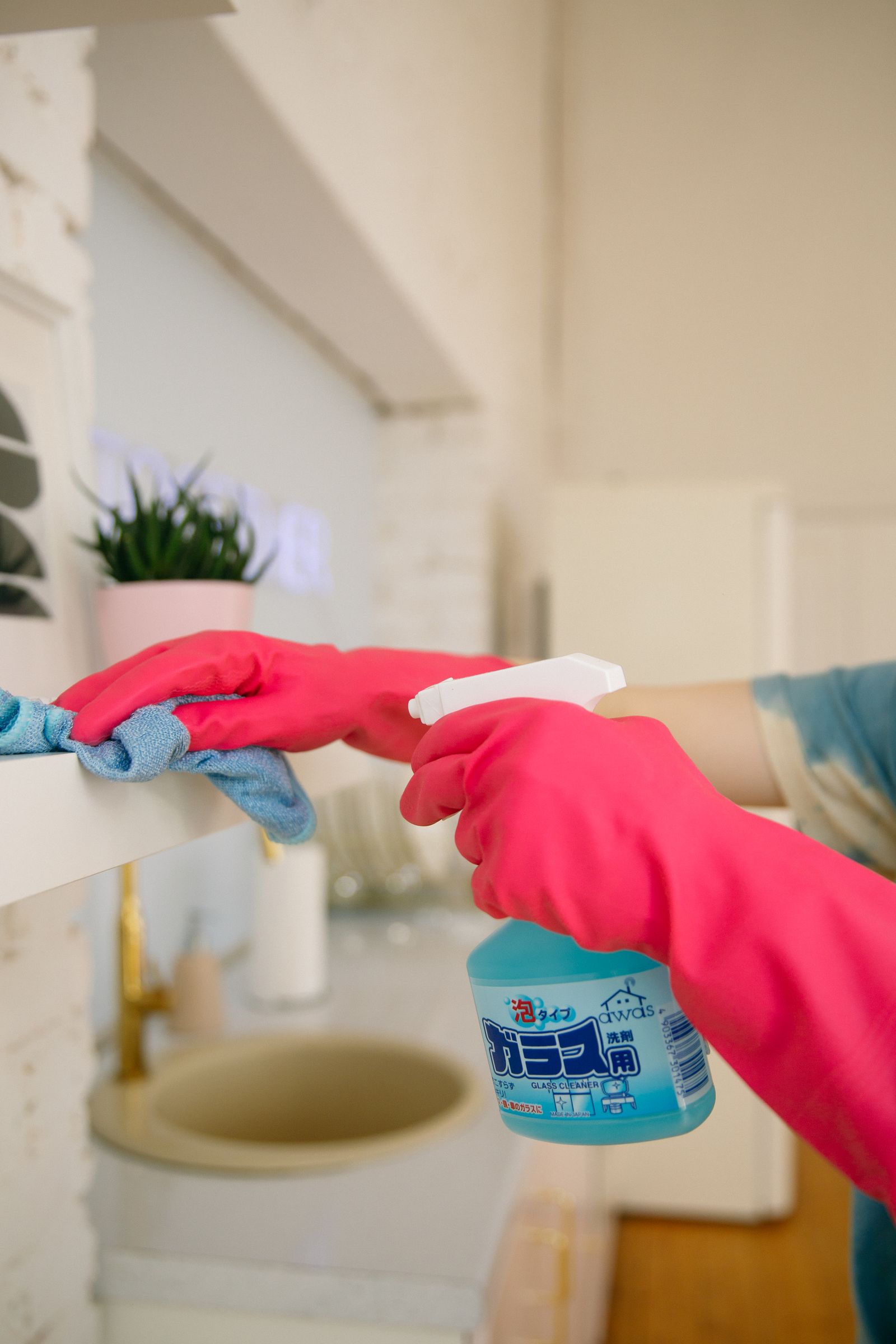 Schoonmaken met spray en handschoenen