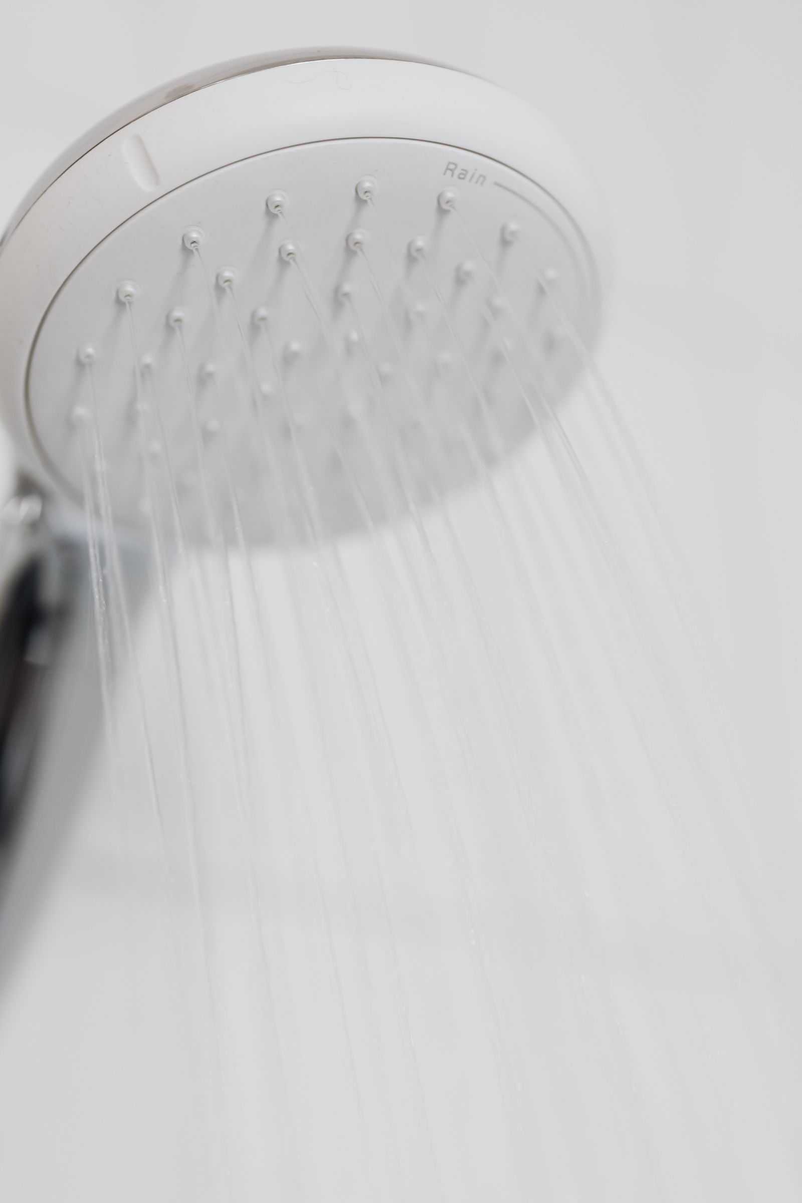 Douchekop met stromend water